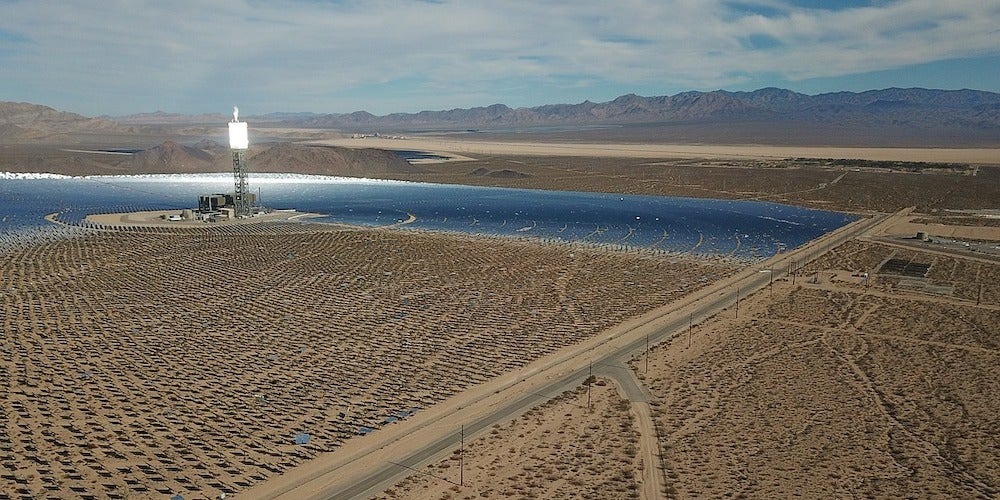 A CSP power plant has thousands of reflective mirrors that reflect towards a CSP power tower.