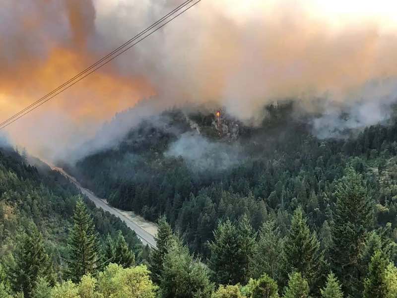 Wildfire off Route I-5 south near Canyonville, Oregon